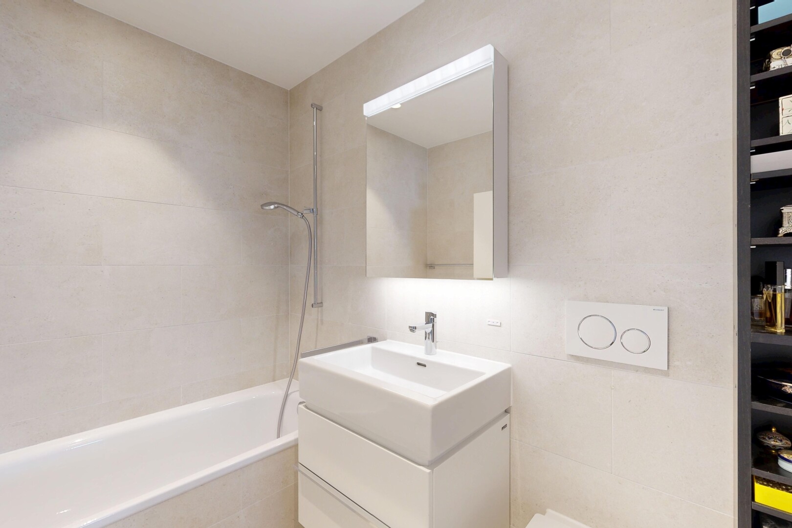 bad mit spiegel, schminktisch, komplettes badezimmer, kombiniertes bad / dusche, und inside property