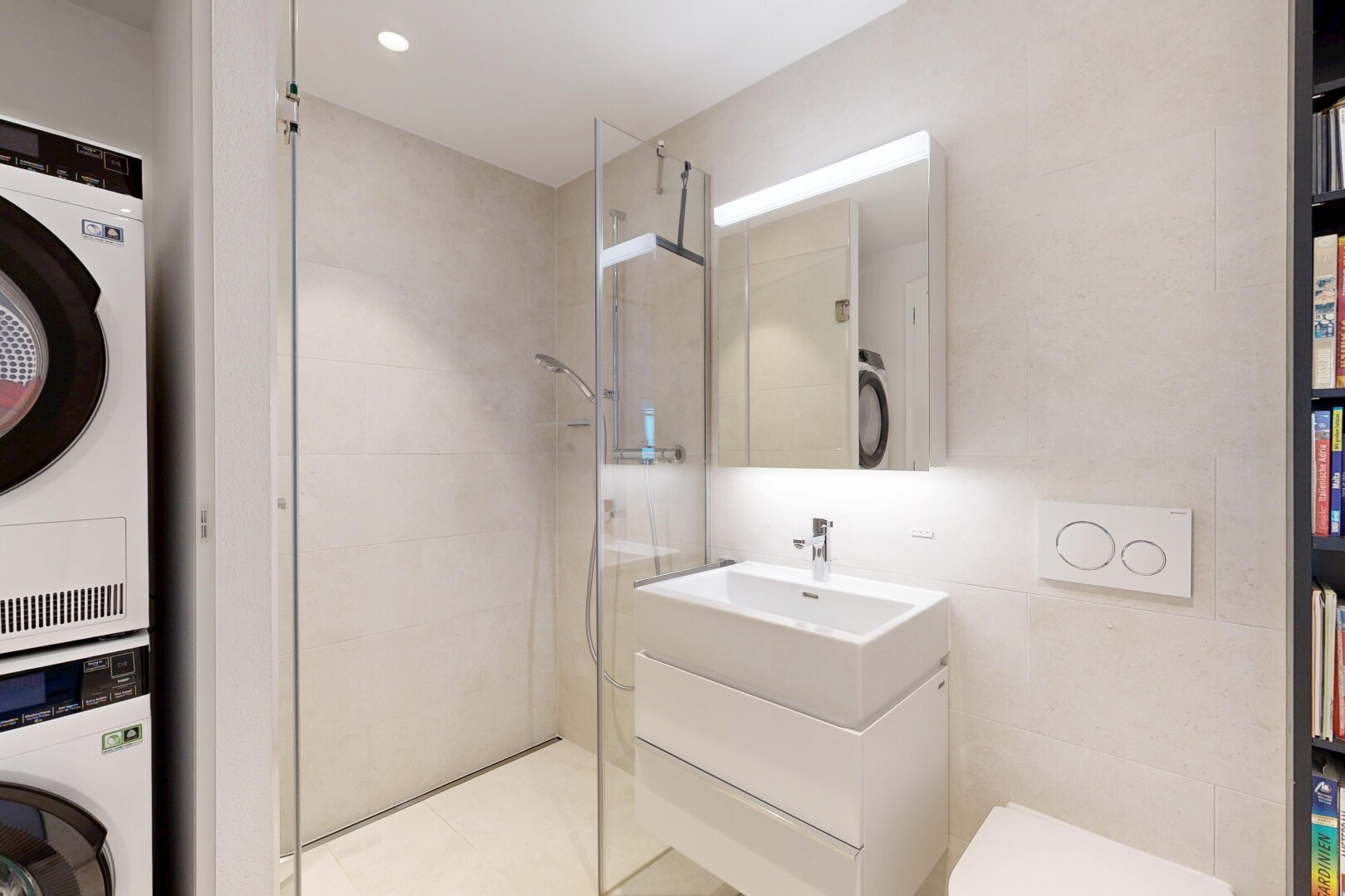 bad mit schminktisch, spiegel, waschturm, komplettes badezimmer, und inside property