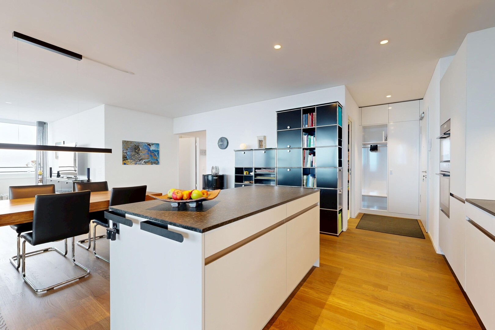 küche mit schränke mit flachen paneelen, weiße schränke, arbeitsplatten, wood finish floor, und holzfußboden