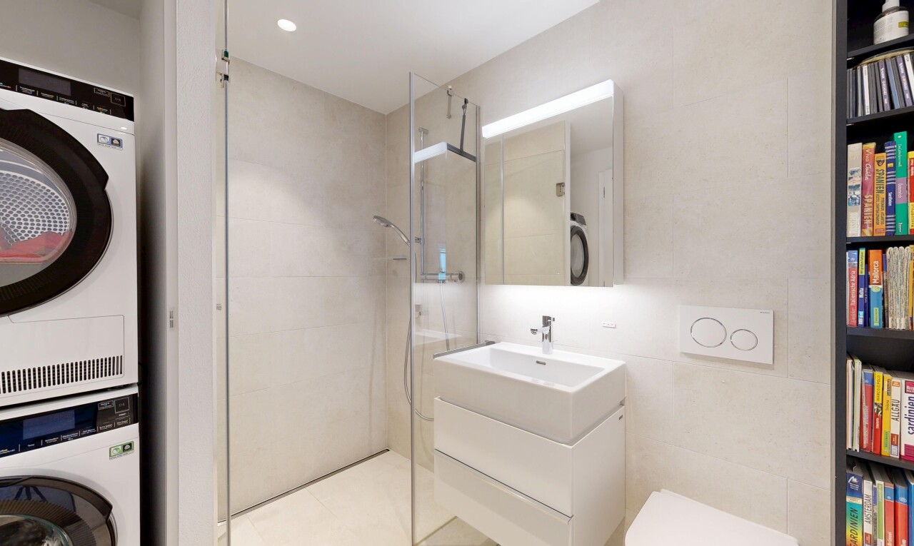 bad mit schminktisch, spiegel, waschturm, komplettes badezimmer, und inside property