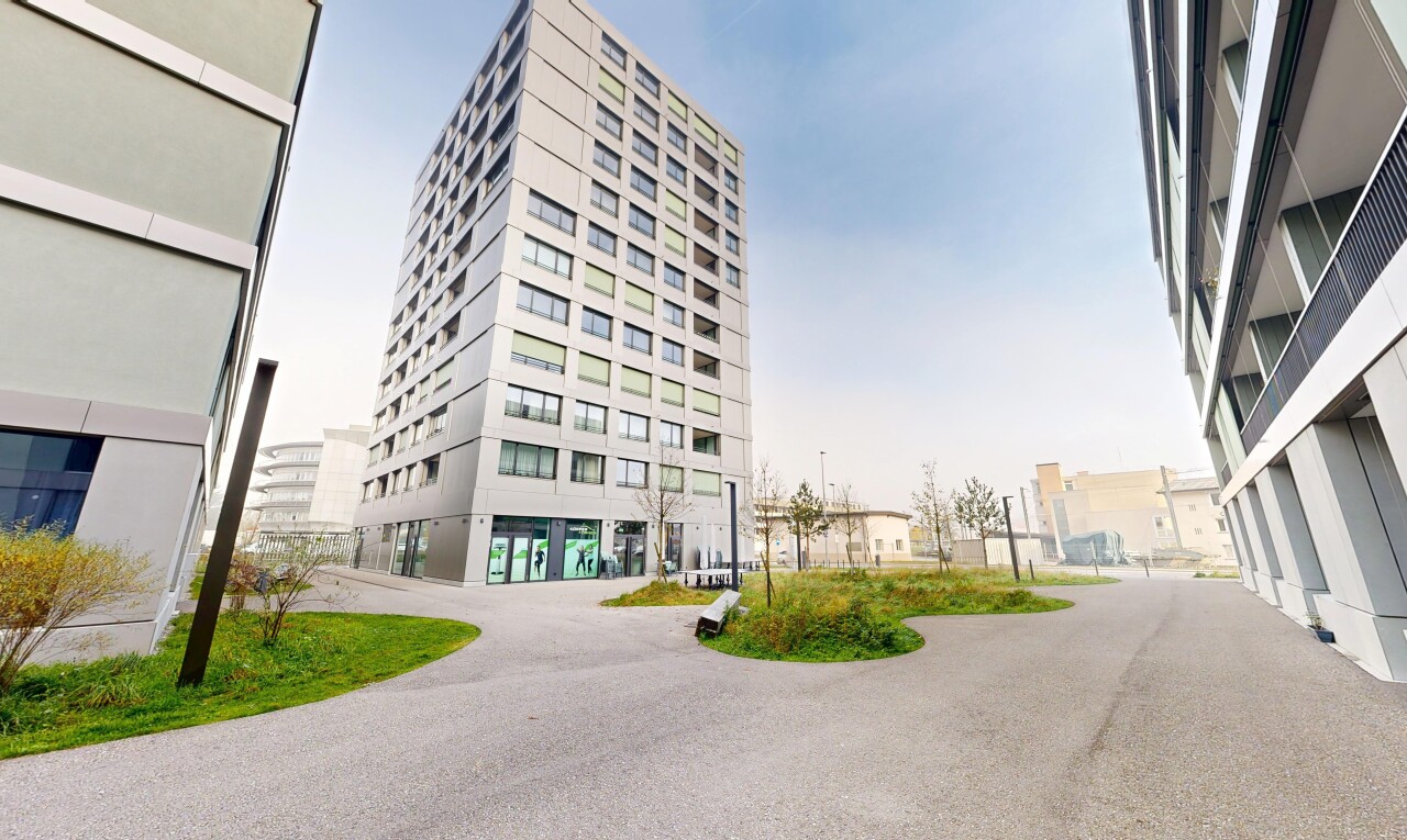 außenansicht mit day time, blick auf wohnanlage, und apartment complex view