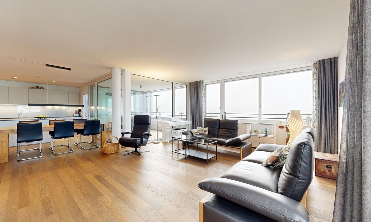 wohn- / esszimmer mit floor ceiling windows, bodendeckenfenster, inside property, wood finish floor, und holzfußboden