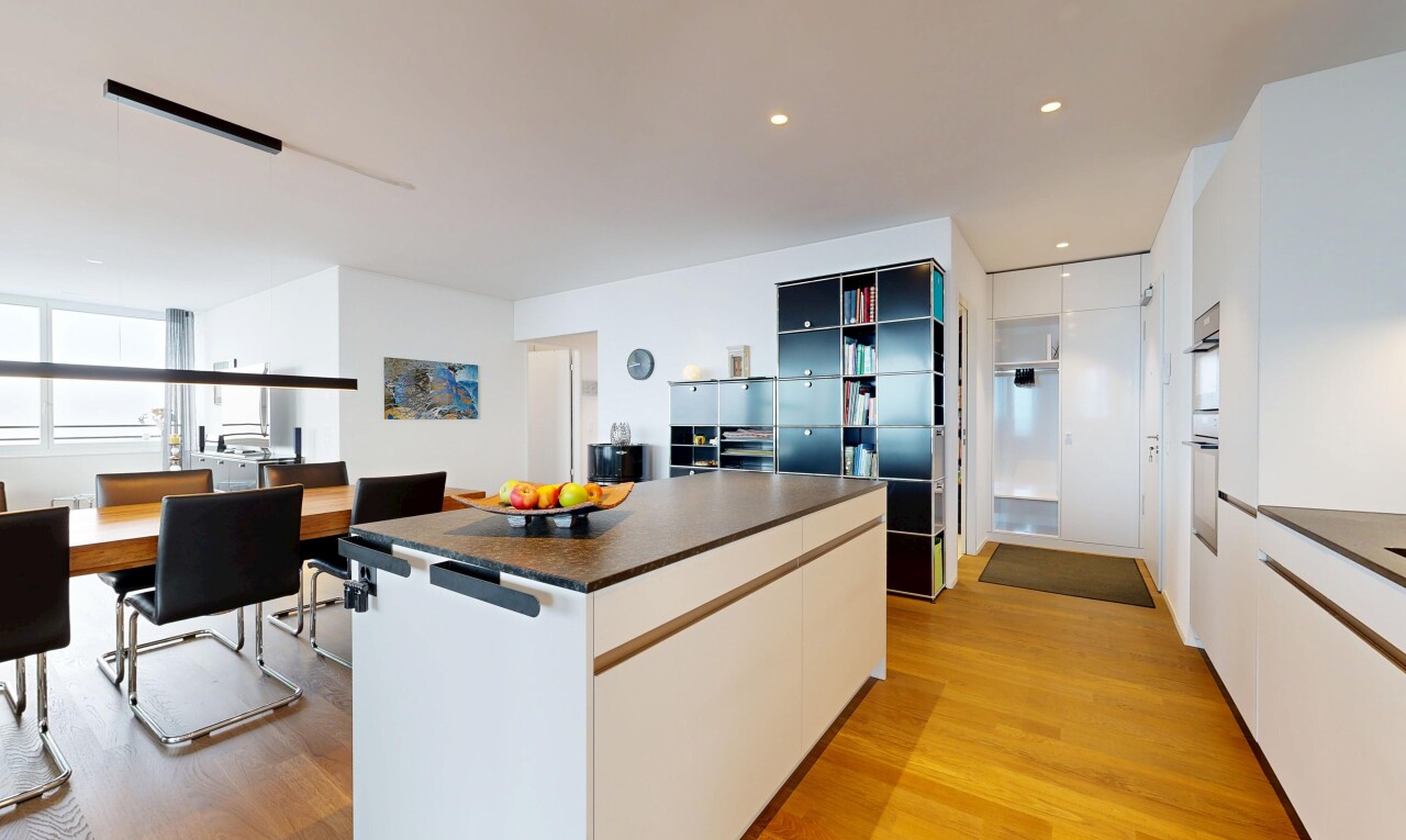 küche mit schränke mit flachen paneelen, weiße schränke, arbeitsplatten, wood finish floor, und holzfußboden