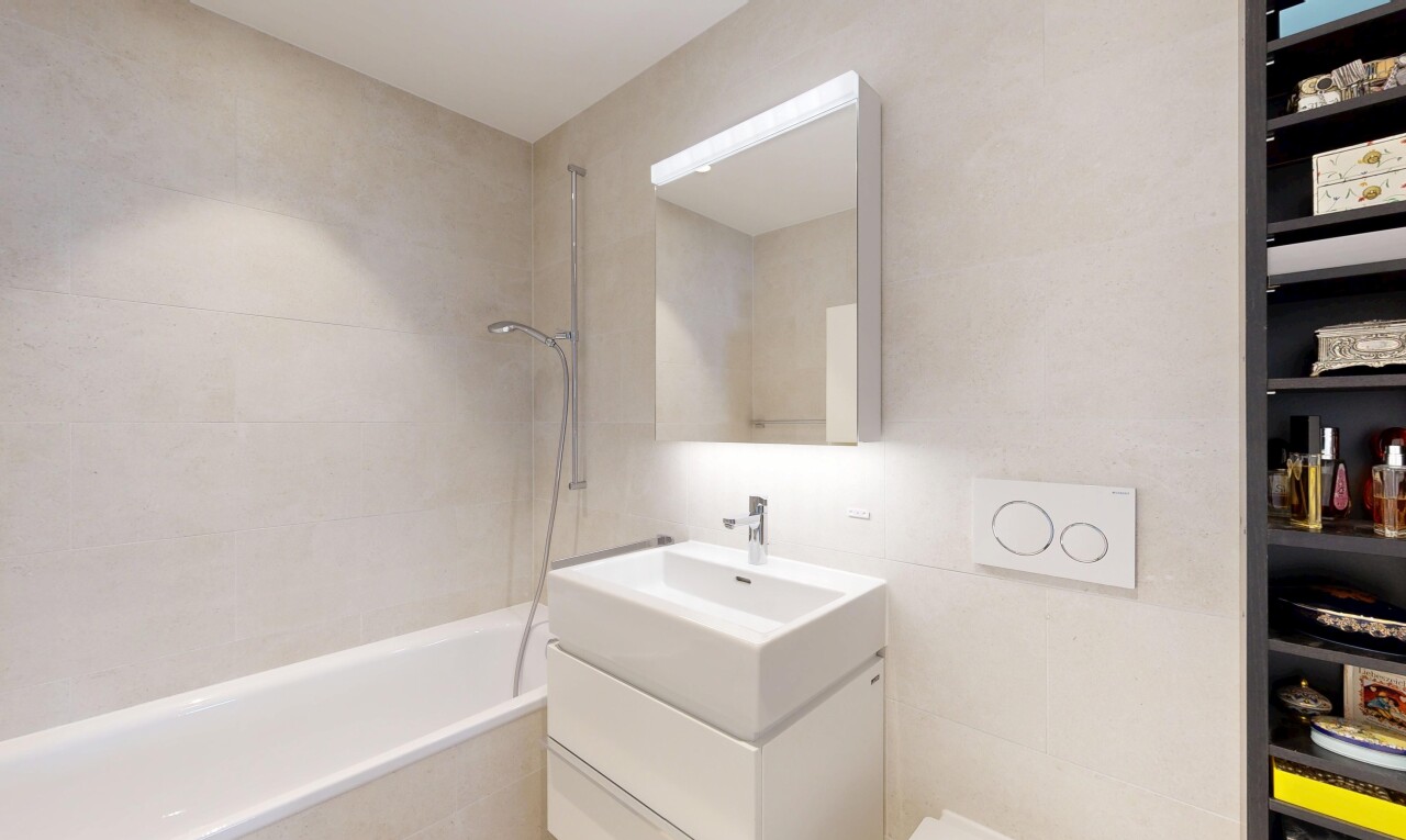 bad mit spiegel, schminktisch, komplettes badezimmer, kombiniertes bad / dusche, und inside property