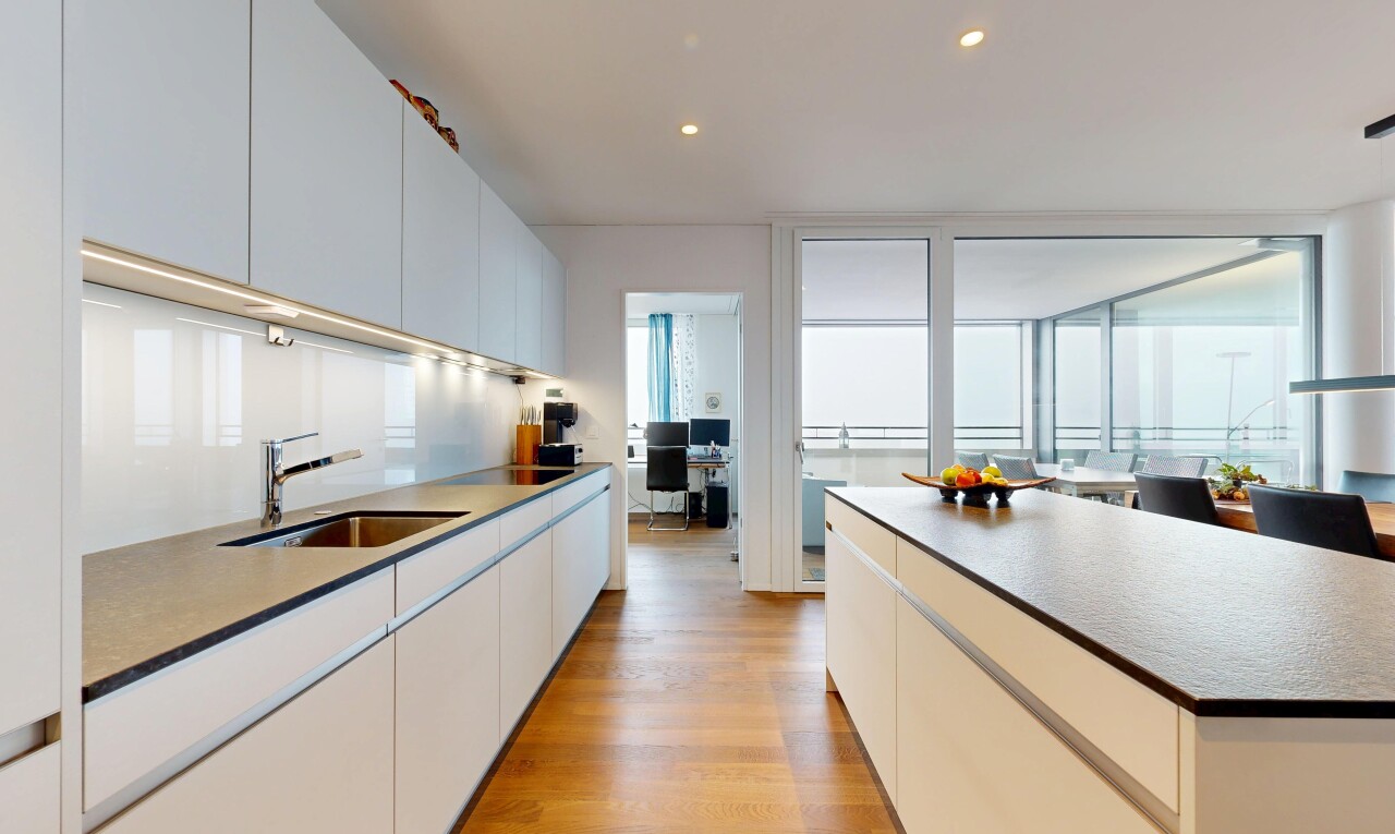 küche mit weiße schränke, wood finish floor, holzfußboden, natural light, und natürliches licht