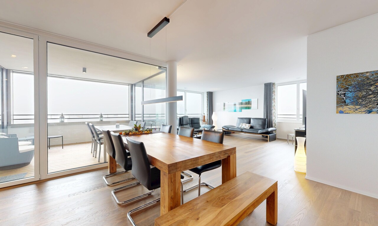wohn- / esszimmer mit wood finish floor, holzfußboden, natural light, natürliches licht, und inside property