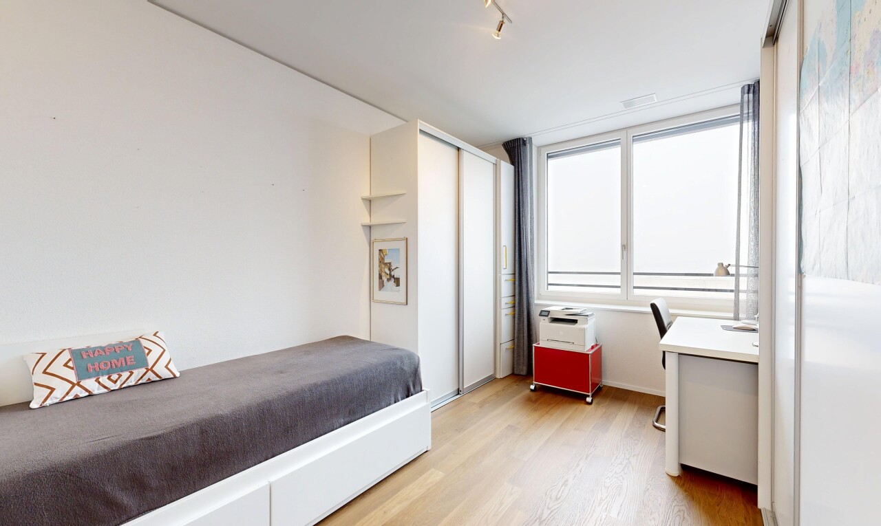 zimmer / schlafzimmer mit wood finish floor, holzfußboden, bürobereich, natural light, und natürliches licht