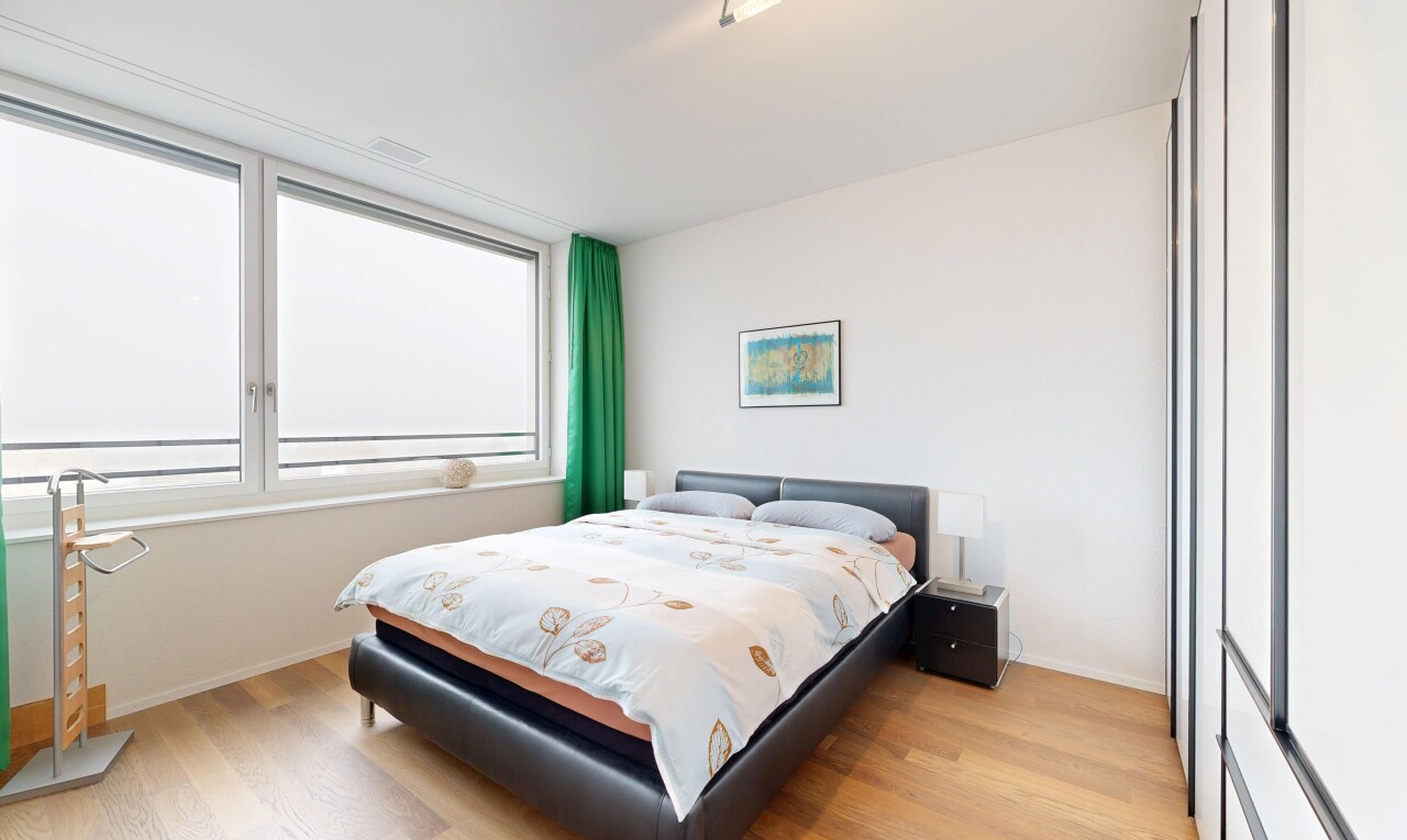 zimmer / schlafzimmer mit drywall, gipskartonwand, inside property, natural light, und natürliches licht