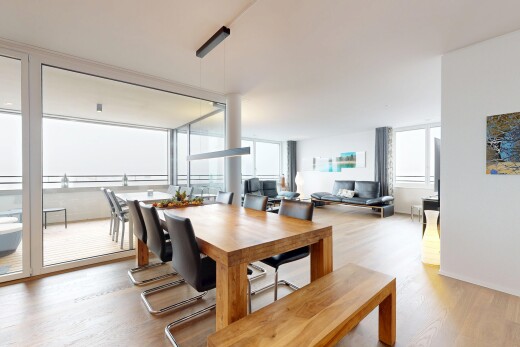 wohn- / esszimmer mit wood finish floor, holzfußboden, natural light, natürliches licht, und inside property