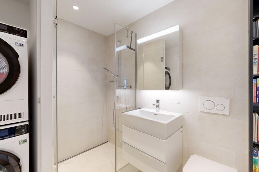 bad mit schminktisch, spiegel, waschturm, komplettes badezimmer, und inside property