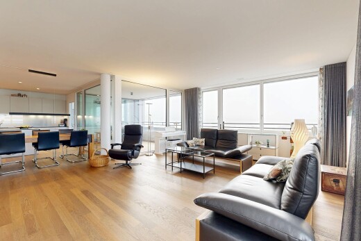 wohn- / esszimmer mit floor ceiling windows, bodendeckenfenster, inside property, wood finish floor, und holzfußboden