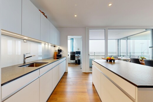 küche mit weiße schränke, wood finish floor, holzfußboden, natural light, und natürliches licht