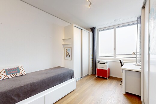 zimmer / schlafzimmer mit wood finish floor, holzfußboden, bürobereich, natural light, und natürliches licht