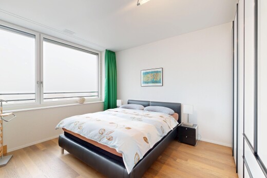 zimmer / schlafzimmer mit drywall, gipskartonwand, inside property, natural light, und natürliches licht