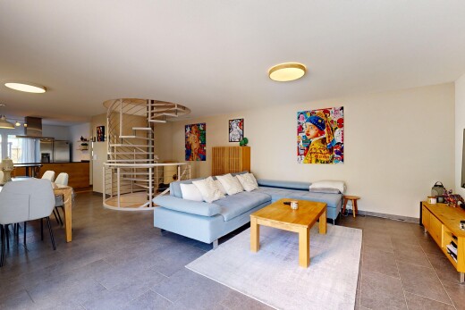 wohn- / esszimmer mit gipskartonwand, treppen, und natürliches licht