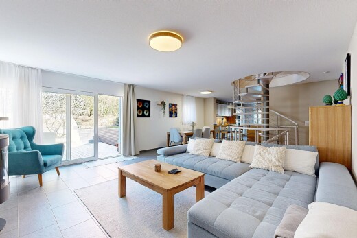 wohnzimmer mit natürliches licht, gipskartonwand, und fliesenboden