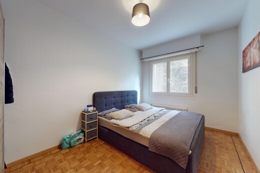 chambre avec plinthes murales, lumière naturelle, radiateur, et cloison sèche