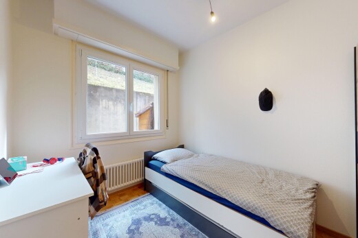 chambre avec cloison sèche, radiateur, et lumière naturelle