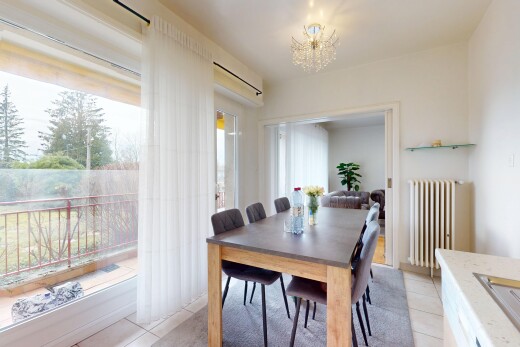 salle à manger avec cloison sèche, radiateur, sol en carrelage, et lumière naturelle