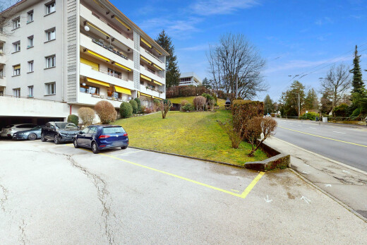 extérieur du bâtiment avec vue sur le complexe d'appartements et parking
