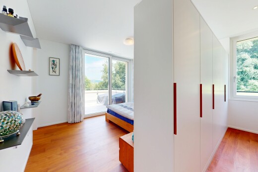 zimmer / schlafzimmer mit wood finish floor, holzfußboden, außenzugang, natural light, und natürliches licht