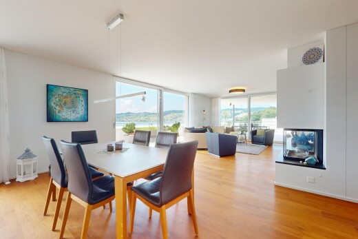 wohn- / esszimmer mit natural light, natürliches licht, wood finish floor, holzfußboden, und inside property