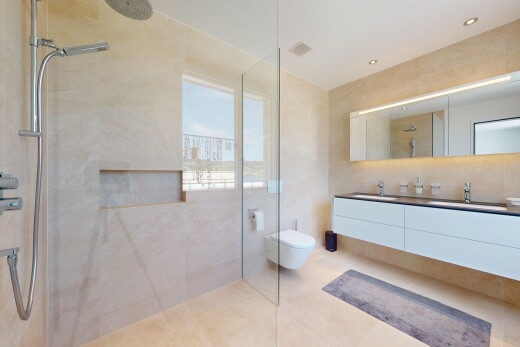 bad mit dusche, natural light, natürliches licht, schminktisch, und komplettes badezimmer