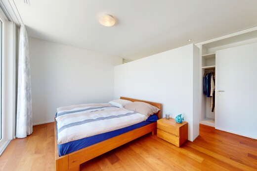 zimmer / schlafzimmer mit inside property, wood finish floor, holzfußboden, drywall, und gipskartonwand