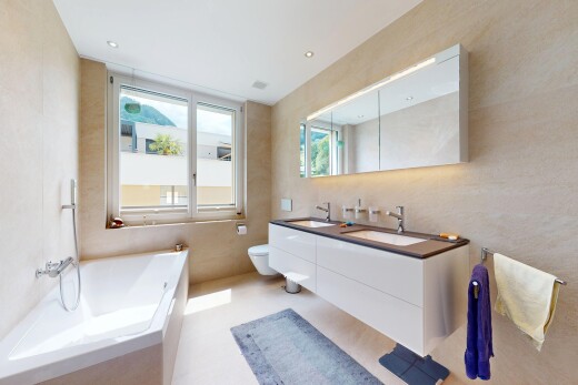 bad mit komplettes badezimmer, doppelwaschtisch, natural light, natürliches licht, und bad