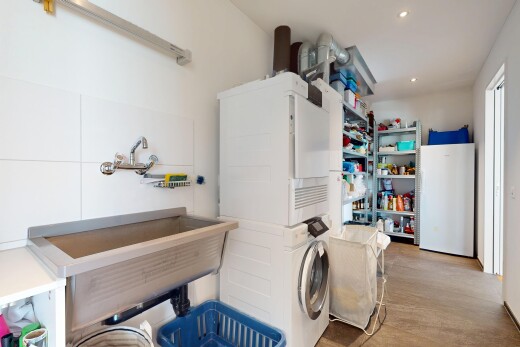 wäschekammer mit waschturm, wäscherei, inside property, waschbecken, und drywall