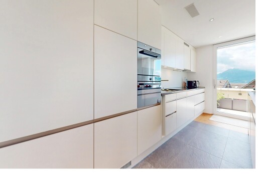 küche mit natural light, natürliches licht, doppel backofen, inside property, und weiße schränke