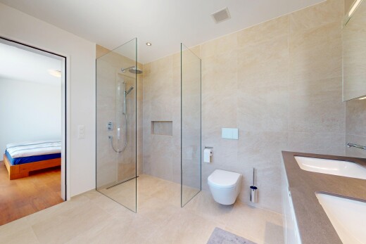 bad mit inside property, komplettes badezimmer, tile shower, bad angrenzend schalfzimmer, und dusche