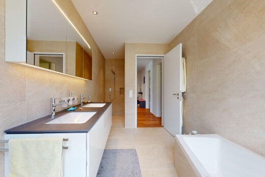 bad mit tile wall, fliesenwand, komplettes badezimmer, inside property, und spiegel