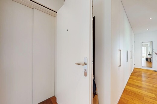 halle / korridor mit inside property, wood finish floor, holzfußboden, recessed lighting, und einbauleuchten