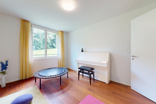 wohnzimmer mit natural light, natürliches licht, drywall, gipskartonwand, und inside property