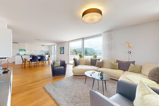 wohn- / esszimmer mit natural light, natürliches licht, wood finish floor, holzfußboden, und inside property