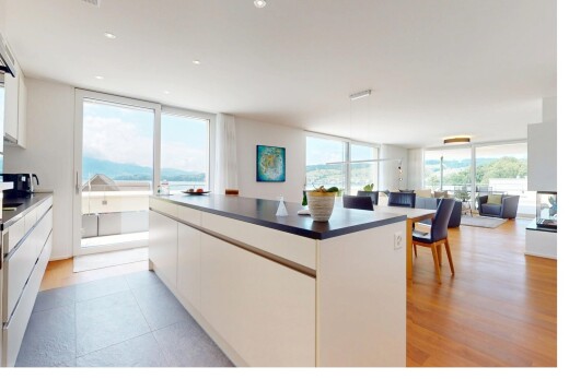 küche mit öffnet sich zum wohnraum, natural light, natürliches licht, weiße schränke, und kücheninsel