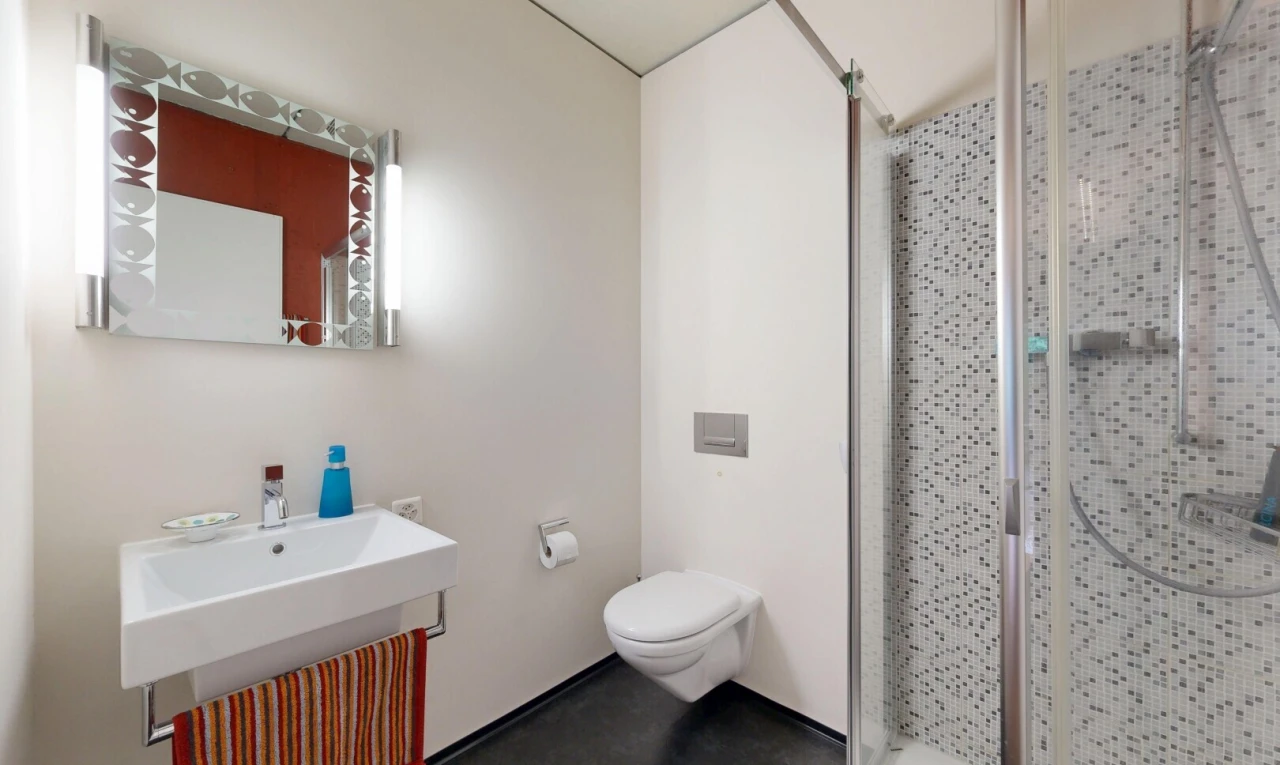 salle de bains avec salle de bain complète, douche, miroir, drywall, et cloison sèche