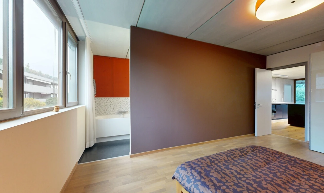 chambre avec cloison sèche, drywall, inside property, sol en finition bois, et wood finish floor