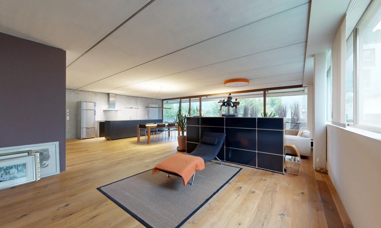 salon avec wood finish floor, sol en finition bois, inside property, lumière naturelle, et drywall