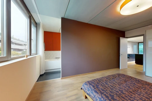 chambre avec cloison sèche, drywall, inside property, sol en finition bois, et wood finish floor