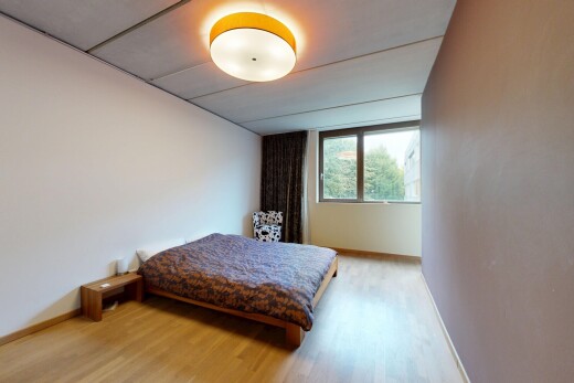 chambre avec lumière naturelle, drywall, cloison sèche, wood finish floor, et sol en finition bois