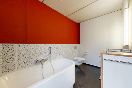 salle de bains avec bain, lavabo (ou coiffeuse selon le contexte), salle de bain complète, dark floor, et drywall