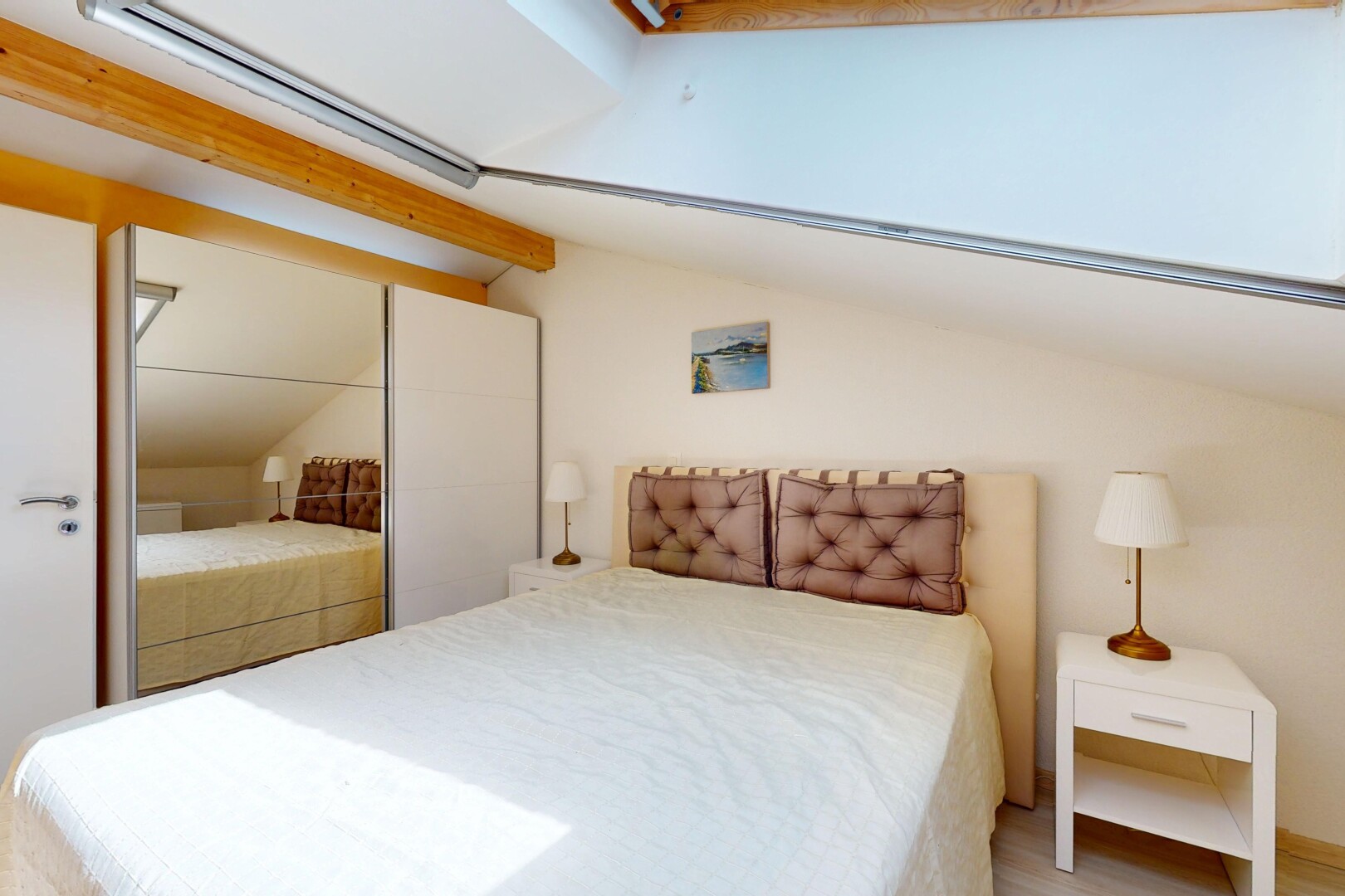 chambre avec plafond voûté, vaulted ceiling, inside property, cloison sèche, et drywall