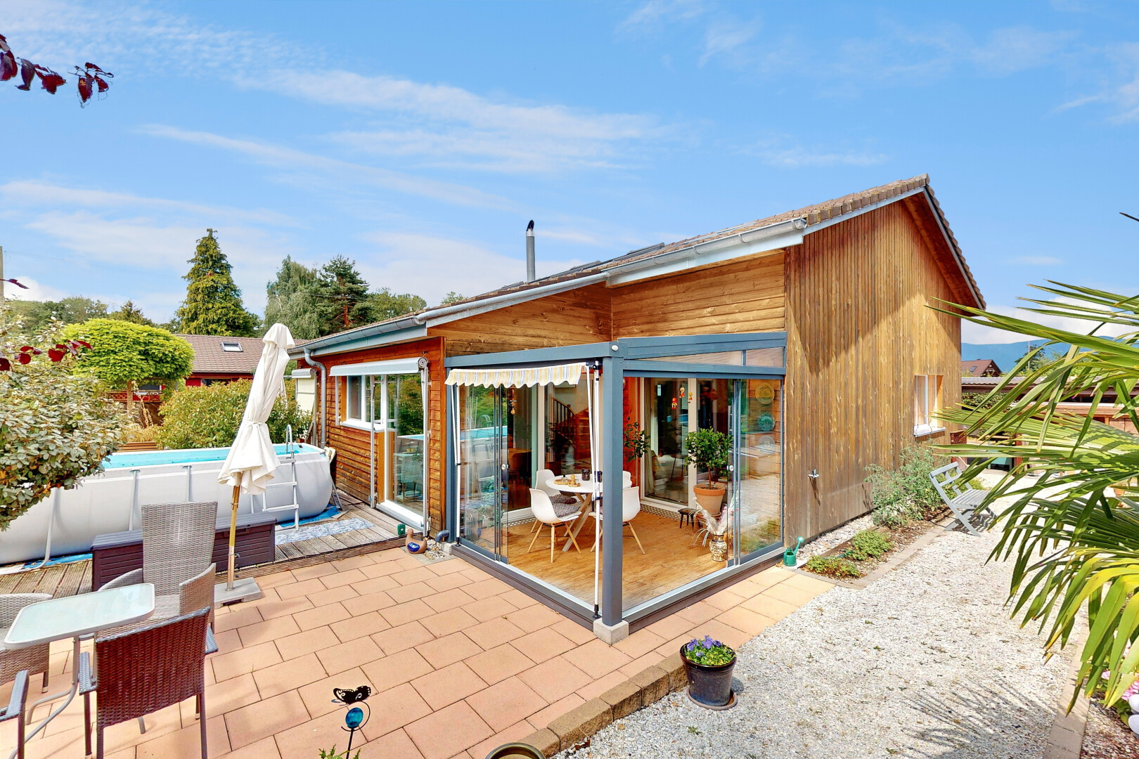terrasse avec property visible, piscine, terrasse, et day time