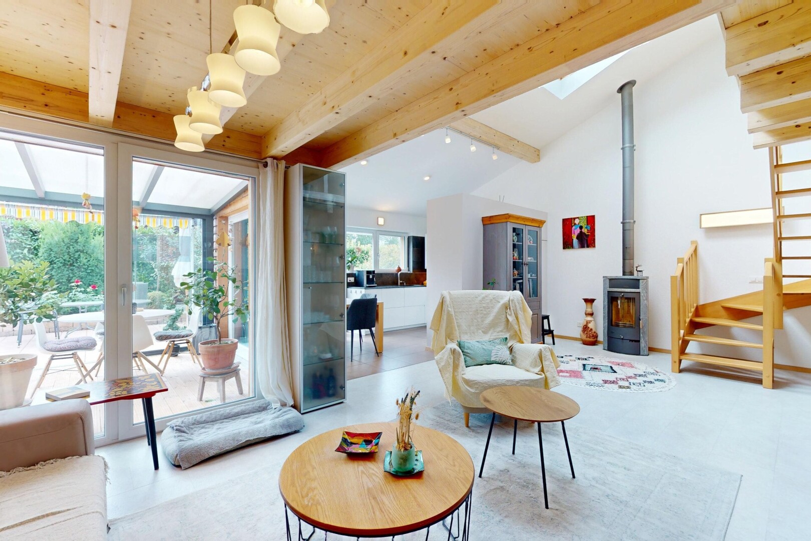 salon avec poêle à bois, inside property, beamed ceiling, plafond à poutres, et natural light