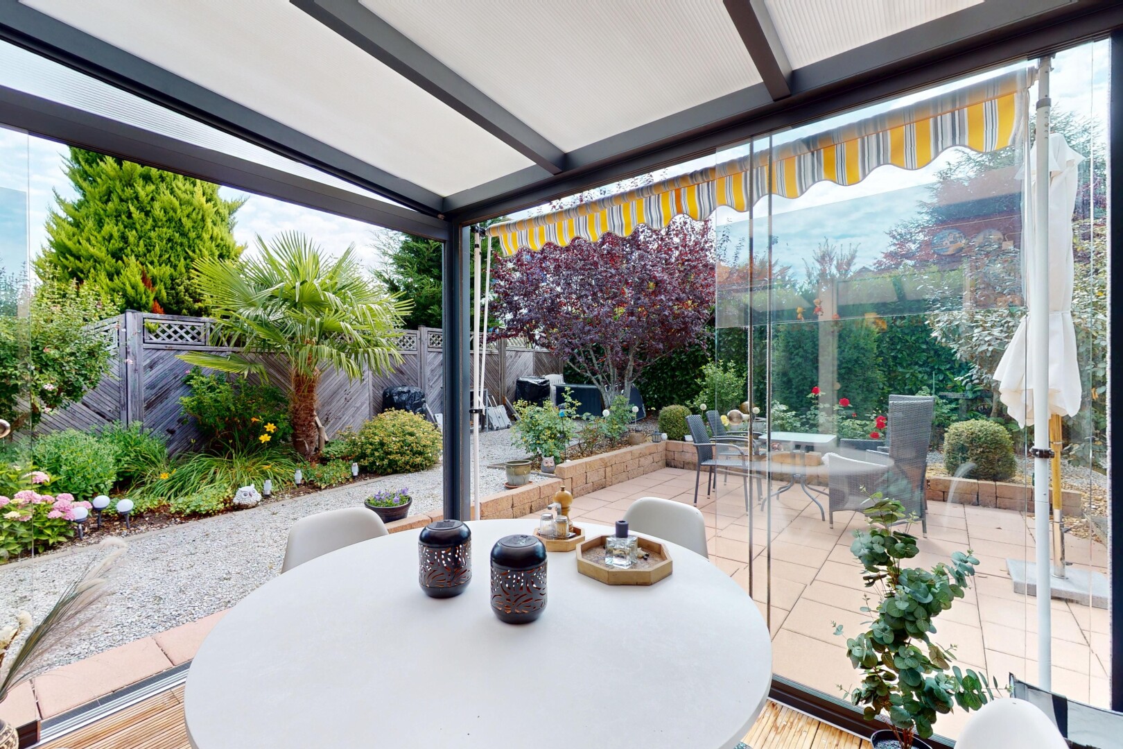 terrasse avec coin repas extérieur, terrasse, clôture, from property, et auvent