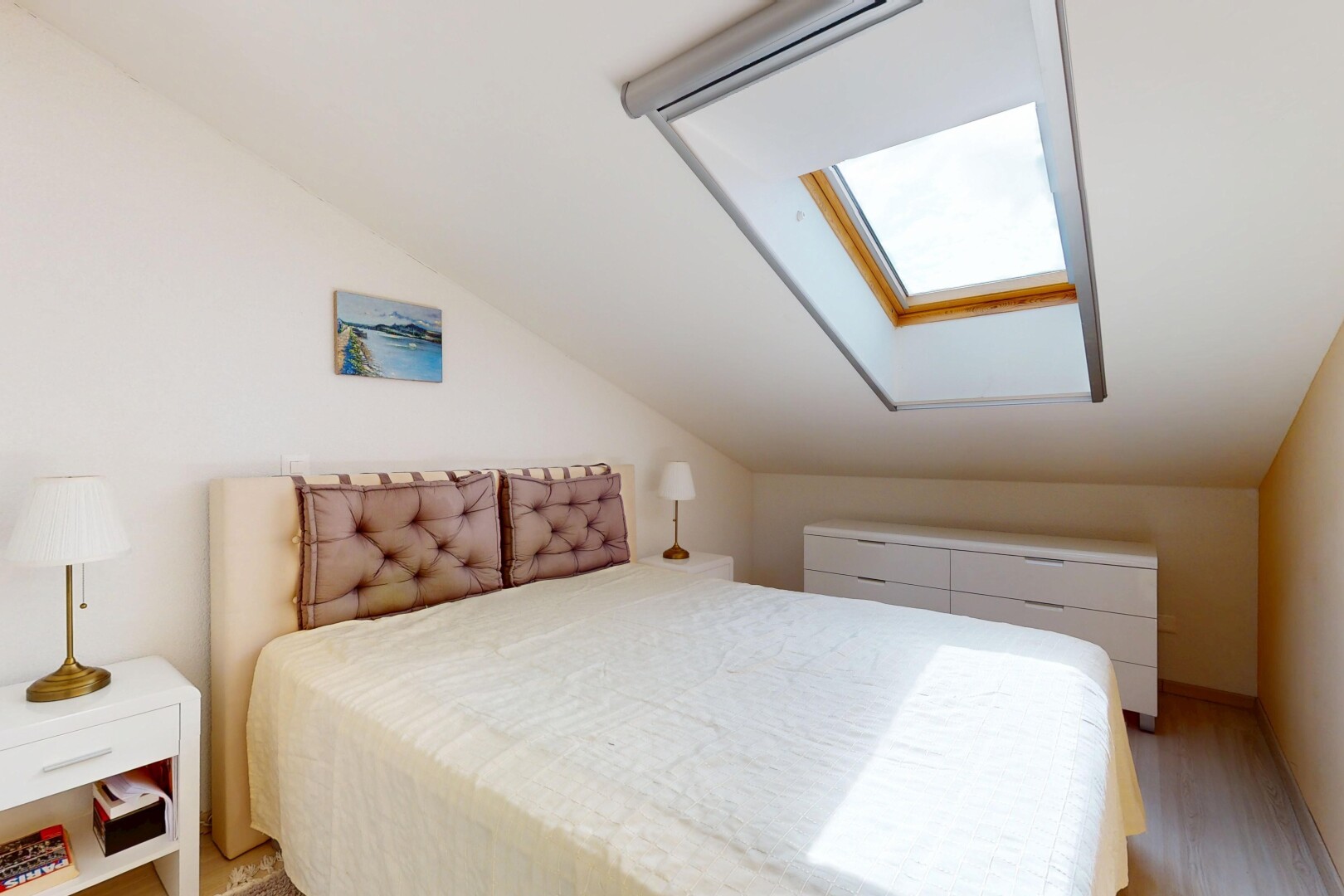 chambre avec pièce supplémentaire, cloison sèche, inside property, drywall, et plafond voûté