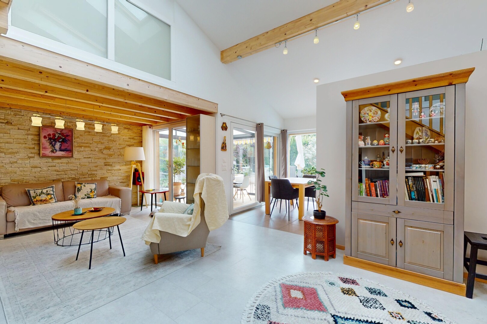 salon avec natural light, lumière naturelle, inside property, beamed ceiling, et plafond à poutres