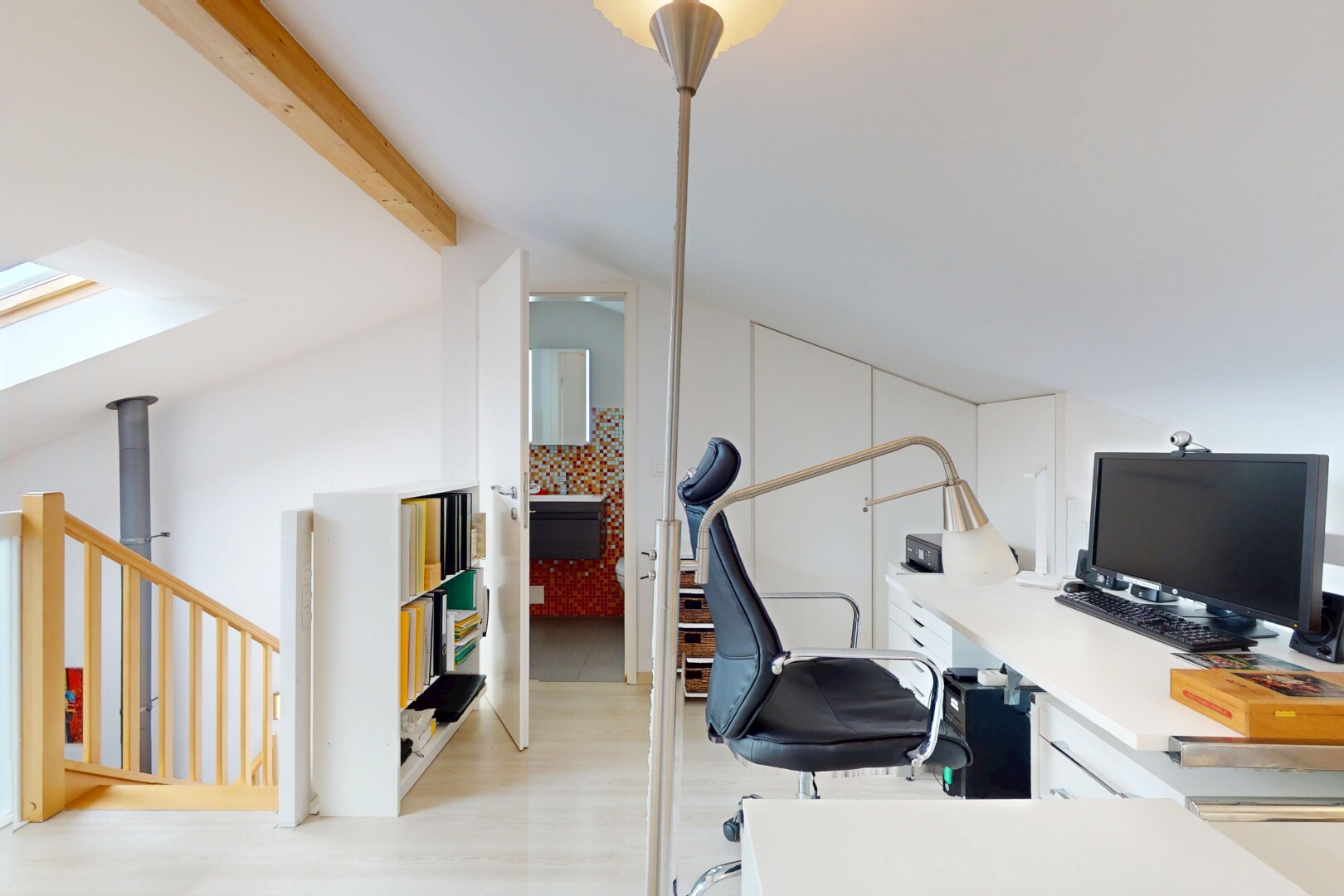 bureau avec télévision, inside property, wood finish floor, sol en finition bois, et espace bureau